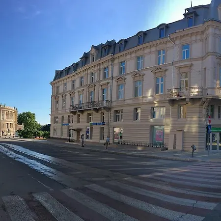 Apartment Near Opera Theatre *